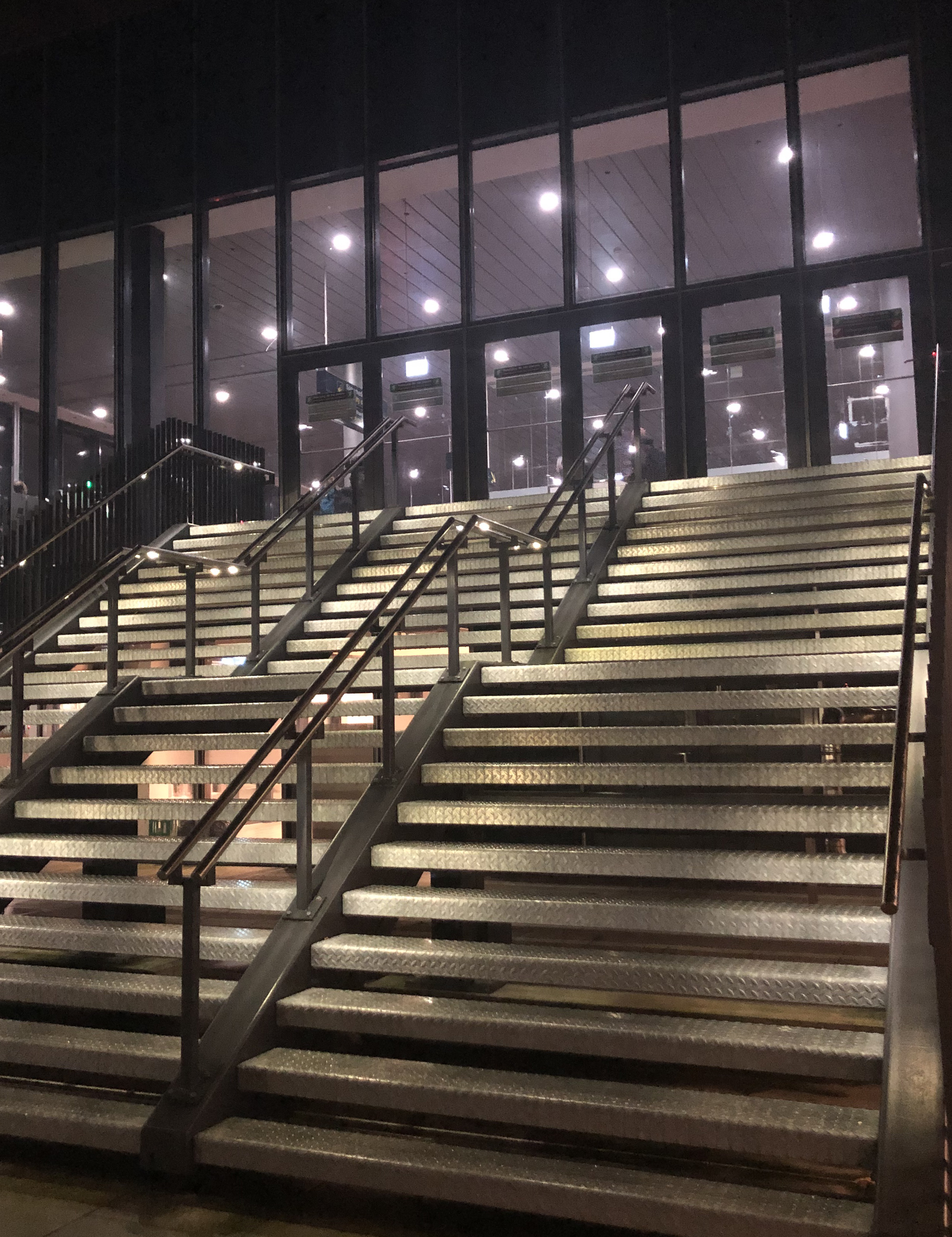 Cph Airport. Flugtvejstrappe med integreret paniklys. Handrail 930xx LED CG-S